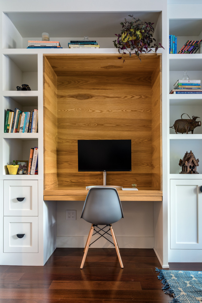 サンフランシスコにあるトランジショナルスタイルのおしゃれなホームオフィス・書斎 (白い壁、濃色無垢フローリング、造り付け机、茶色い床) の写真