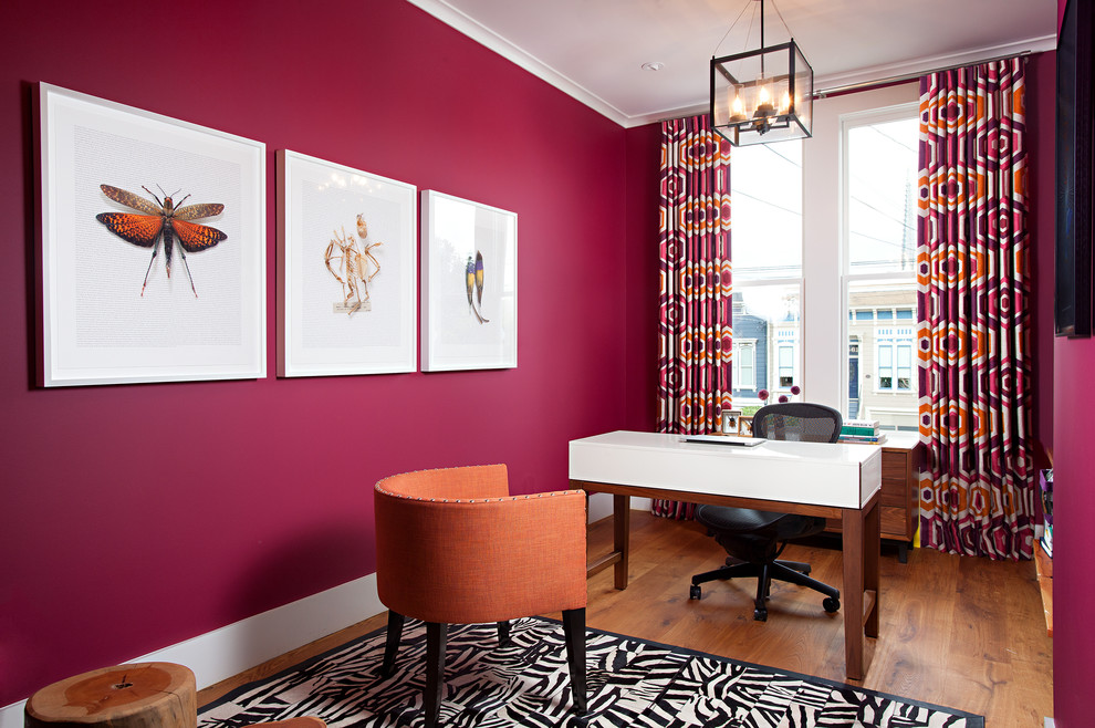 Foto di un ufficio moderno di medie dimensioni con pareti rosa, pavimento in legno massello medio, scrivania autoportante, nessun camino e pavimento marrone