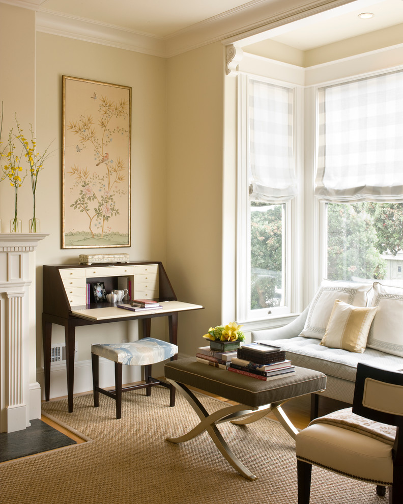 Inspiration för klassiska hemmabibliotek, med beige väggar, heltäckningsmatta och ett fristående skrivbord