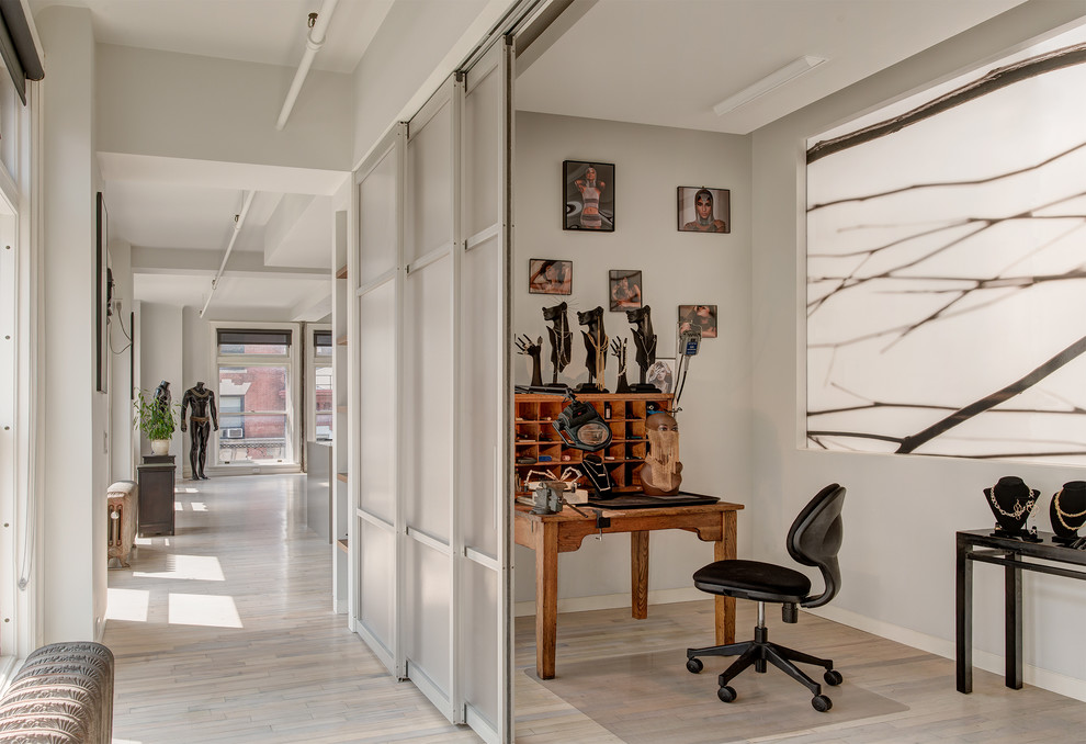 Esempio di uno studio design con parquet chiaro, scrivania autoportante, pareti grigie e pavimento beige
