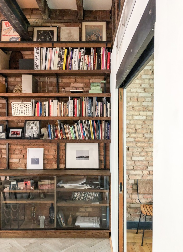 ニューヨークにあるお手頃価格のインダストリアルスタイルのおしゃれなホームオフィス・書斎 (ライブラリー、大理石の床、グレーの床) の写真