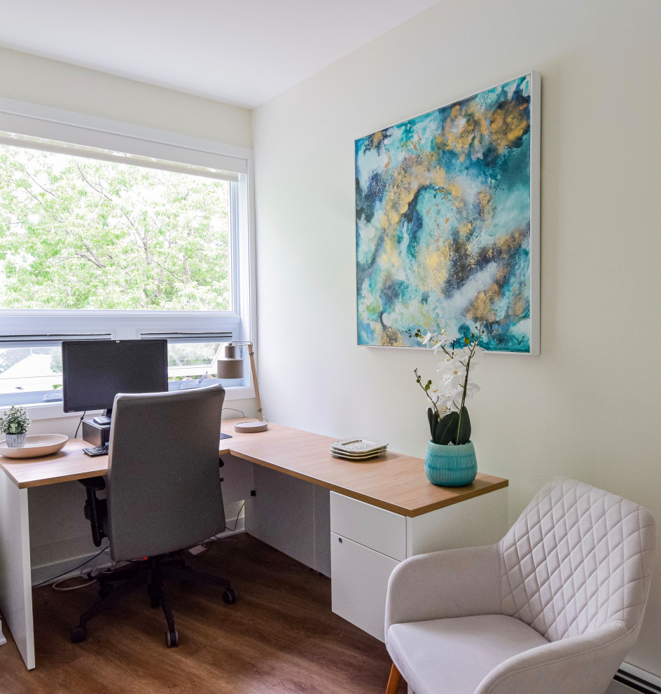 Idées déco pour un grand bureau rétro avec un mur blanc, un sol en vinyl, un bureau intégré et un sol beige.