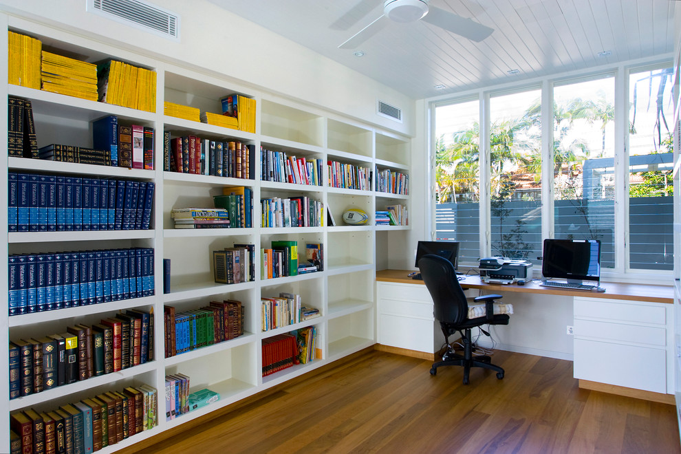 サンシャインコーストにあるコンテンポラリースタイルのおしゃれなホームオフィス・書斎 (造り付け机) の写真
