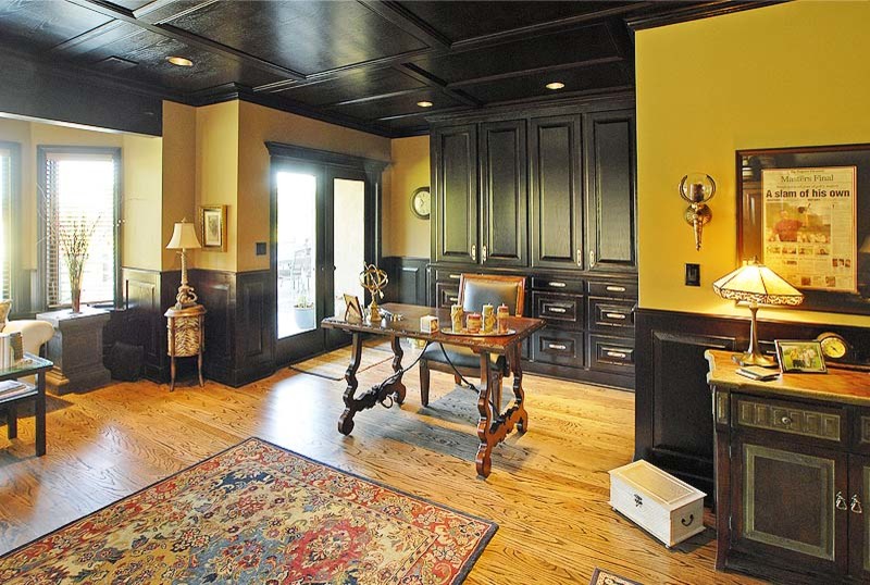 Cette photo montre un grand bureau tendance avec un sol multicolore et un sol en bois brun.