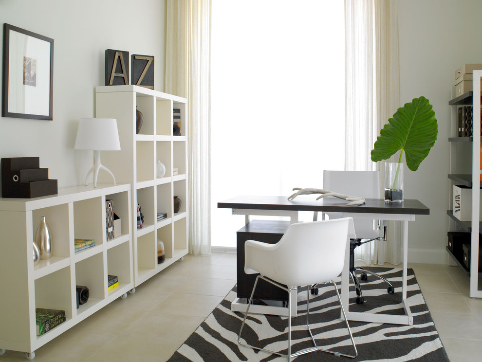 Inredning av ett modernt arbetsrum, med vita väggar och ett fristående skrivbord