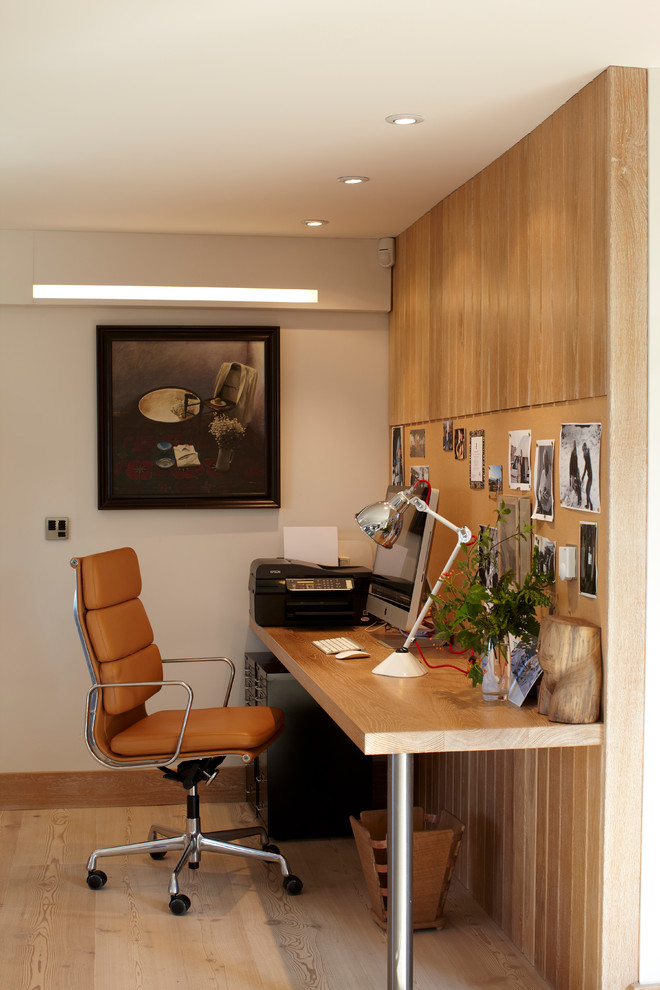 Immagine di un ufficio stile marinaro di medie dimensioni con pareti beige, parquet chiaro e scrivania incassata