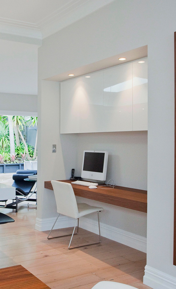 Small contemporary home office in Auckland.