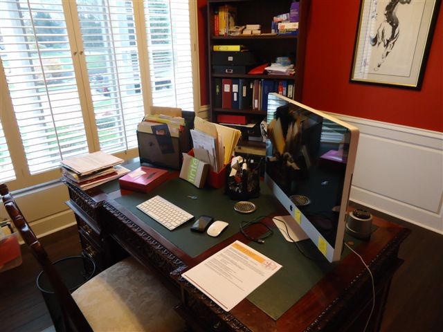 Ejemplo de despacho moderno pequeño sin chimenea con paredes rojas, suelo de madera oscura y escritorio independiente
