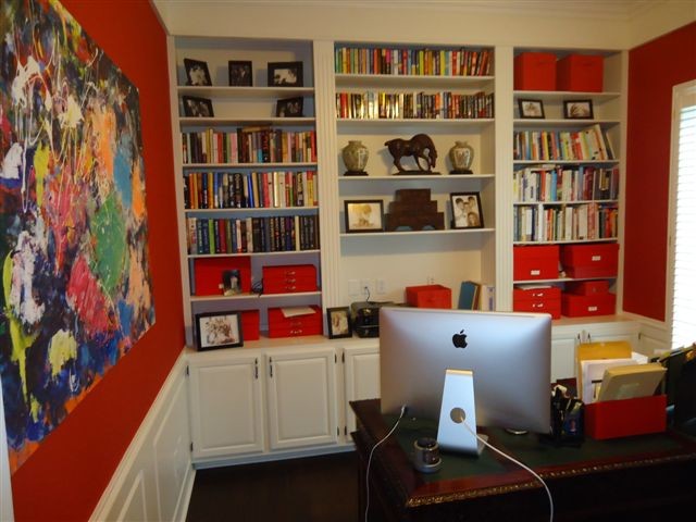 Imagen de despacho moderno pequeño sin chimenea con paredes rojas, suelo de madera oscura y escritorio independiente
