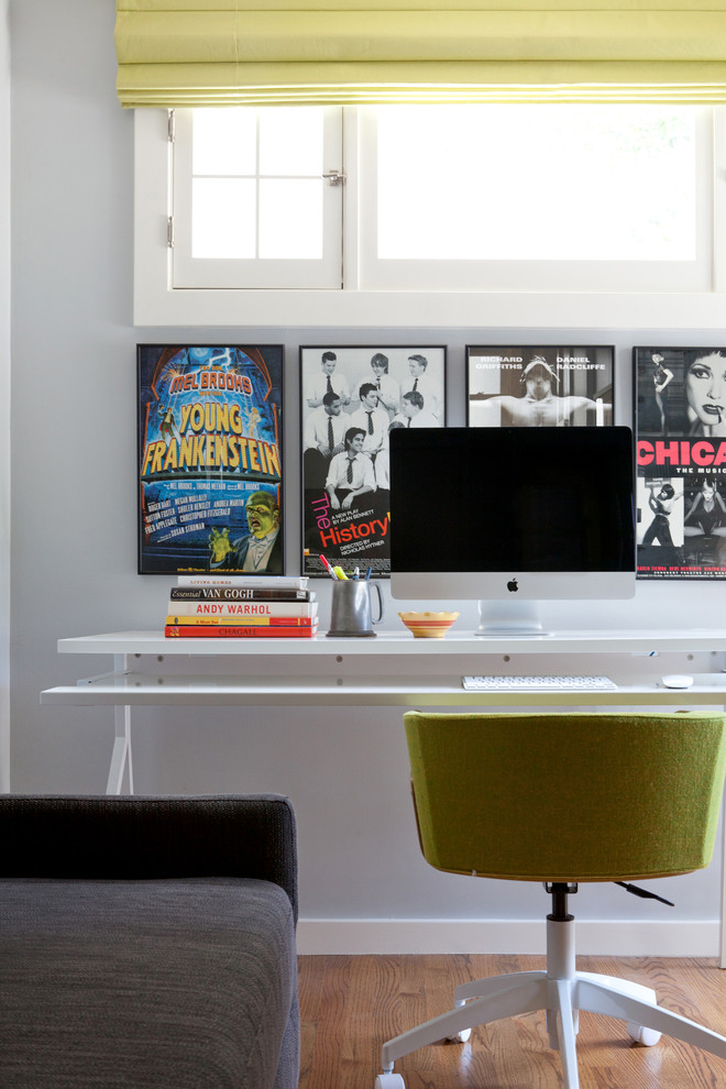 Cette image montre un petit bureau traditionnel avec un mur gris, parquet clair et un bureau indépendant.