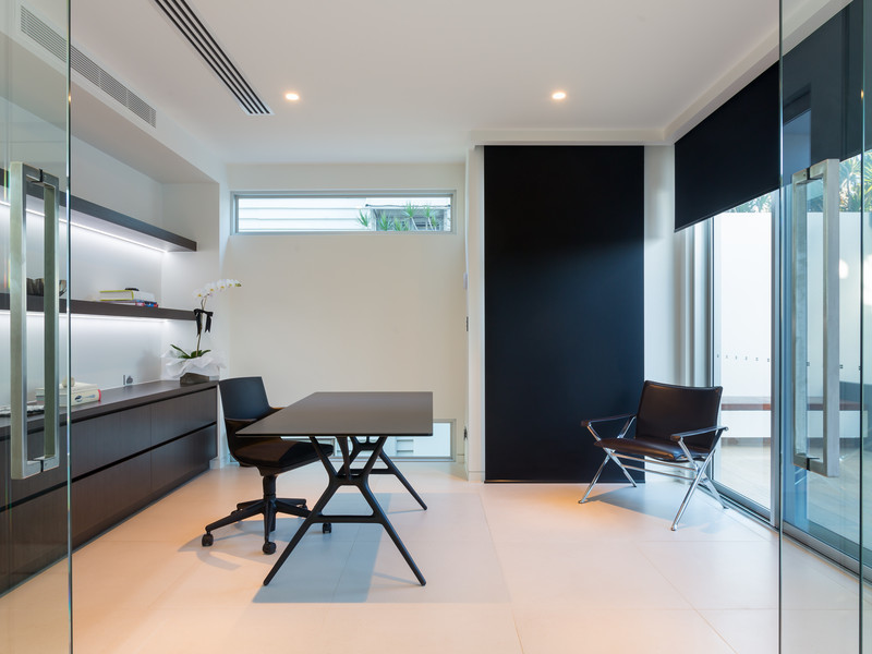 Idee per un grande ufficio minimalista con pareti bianche, pavimento in gres porcellanato e scrivania autoportante