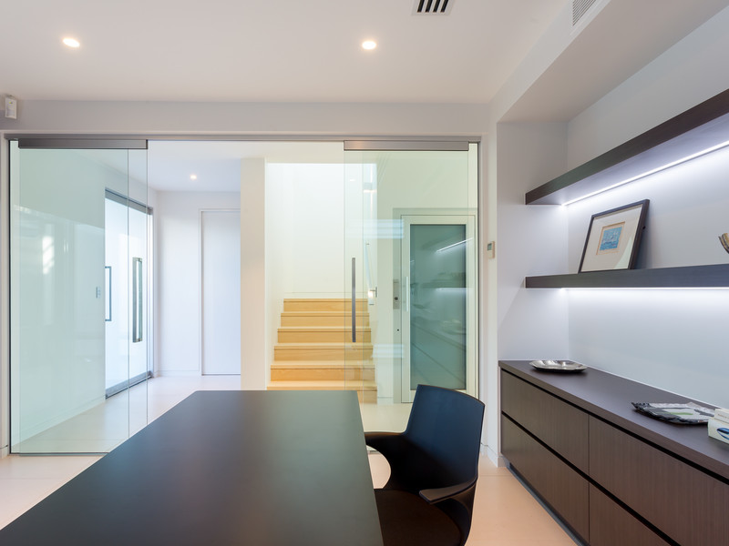 Foto di un grande ufficio minimalista con pareti bianche, pavimento in gres porcellanato e scrivania autoportante