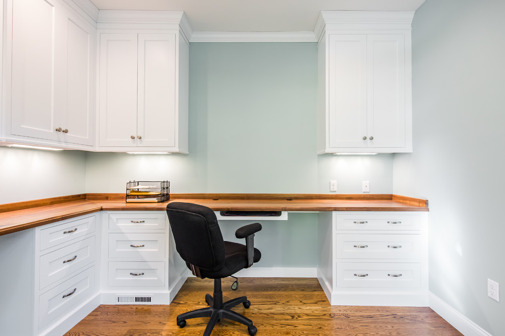 Mittelgroßes Klassisches Arbeitszimmer ohne Kamin mit Arbeitsplatz, dunklem Holzboden, Einbau-Schreibtisch und grauer Wandfarbe in Boston