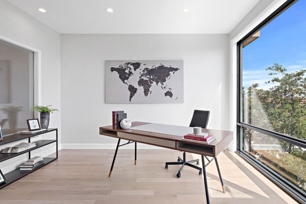Cette photo montre un bureau tendance avec un mur blanc, parquet clair, un bureau indépendant et un sol beige.