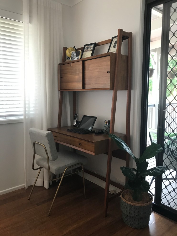 На фото: маленькое рабочее место в стиле модернизм с полом из бамбука и отдельно стоящим рабочим столом для на участке и в саду с
