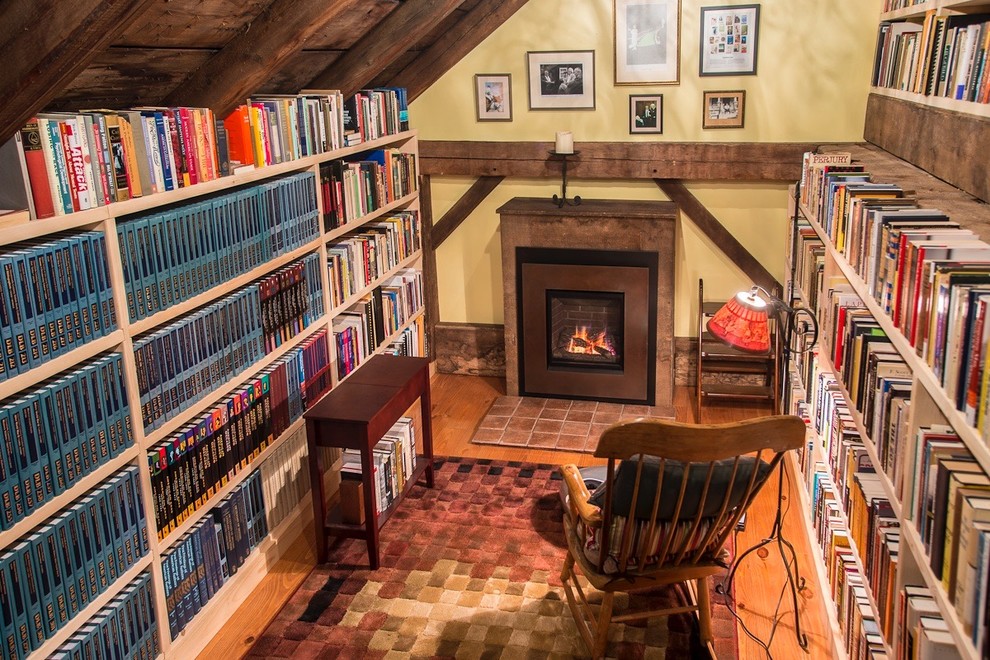 Idées déco pour un bureau montagne de taille moyenne avec une bibliothèque ou un coin lecture, un mur beige, un sol en bois brun, une cheminée standard, un manteau de cheminée en bois, un bureau indépendant et un sol marron.