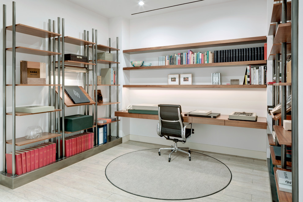 Exemple d'un bureau tendance de taille moyenne avec un mur blanc, un sol en calcaire et aucune cheminée.