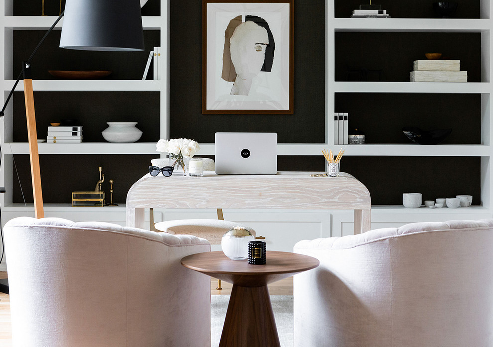 Idée de décoration pour un bureau minimaliste de taille moyenne avec un mur blanc, parquet clair, un bureau indépendant et un sol marron.