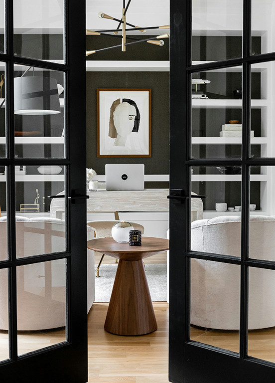Idee per un ufficio minimalista di medie dimensioni con parquet chiaro, scrivania autoportante, pavimento marrone e pareti grigie