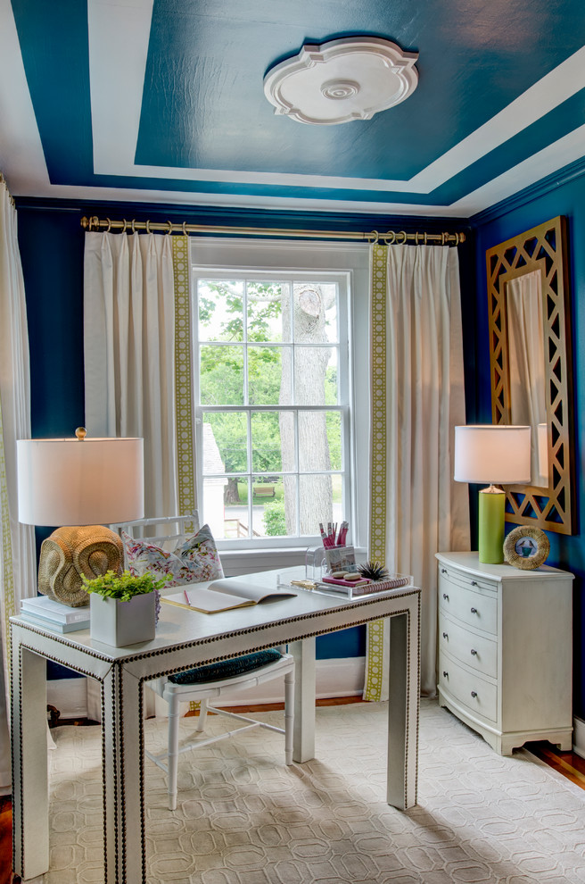 Immagine di un ufficio design con pareti blu, pavimento in legno massello medio e scrivania autoportante