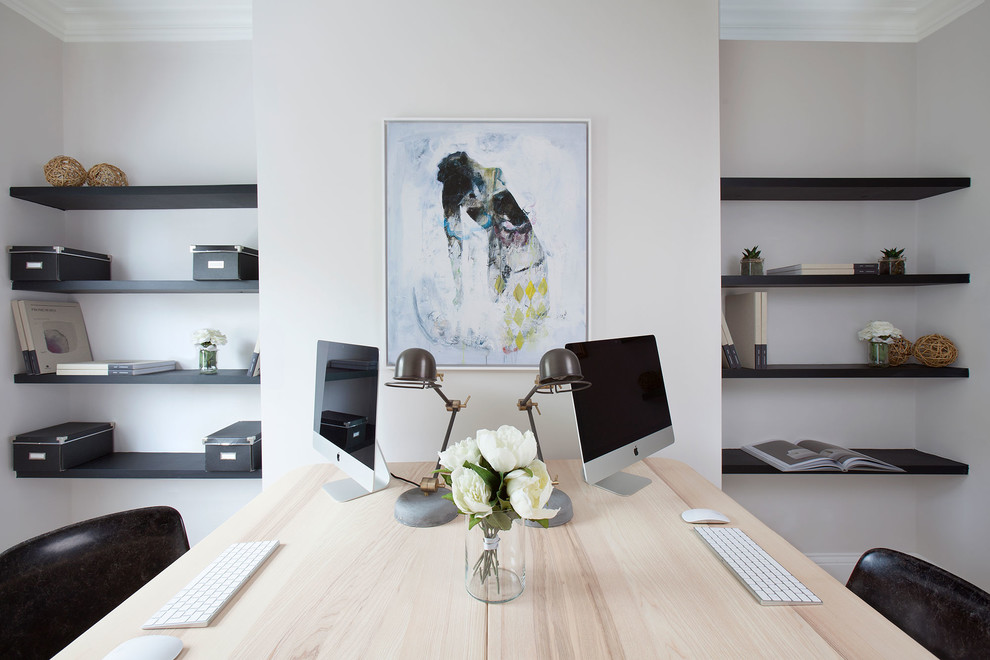 Modernes Arbeitszimmer mit Arbeitsplatz, weißer Wandfarbe und freistehendem Schreibtisch in London