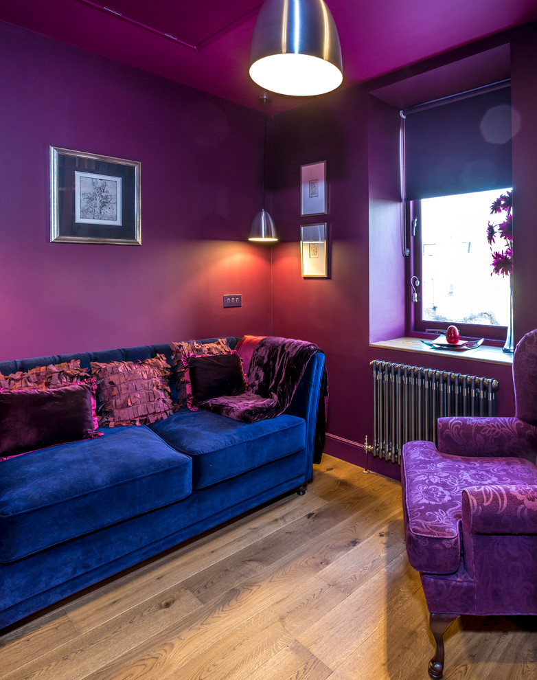 На фото: маленькое рабочее место в стиле фьюжн с фиолетовыми стенами и паркетным полом среднего тона для на участке и в саду с