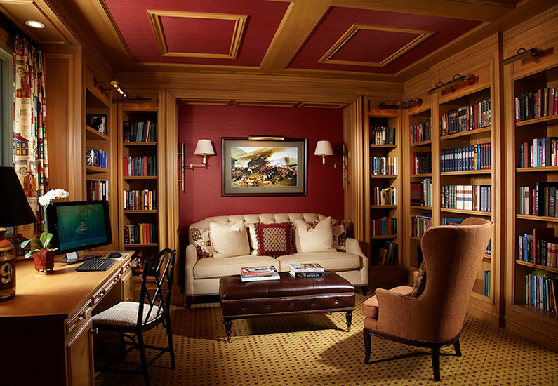 Idéer för att renovera ett mellanstort vintage hemmabibliotek, med röda väggar, heltäckningsmatta och ett fristående skrivbord