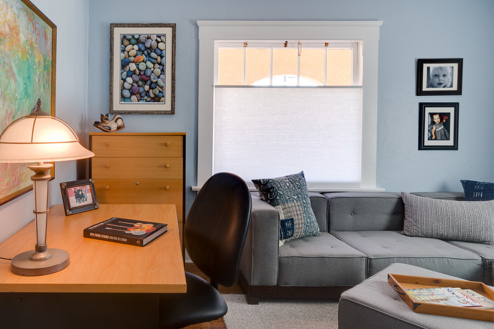 Foto di un piccolo ufficio american style con pareti blu, pavimento in legno massello medio, nessun camino e scrivania autoportante