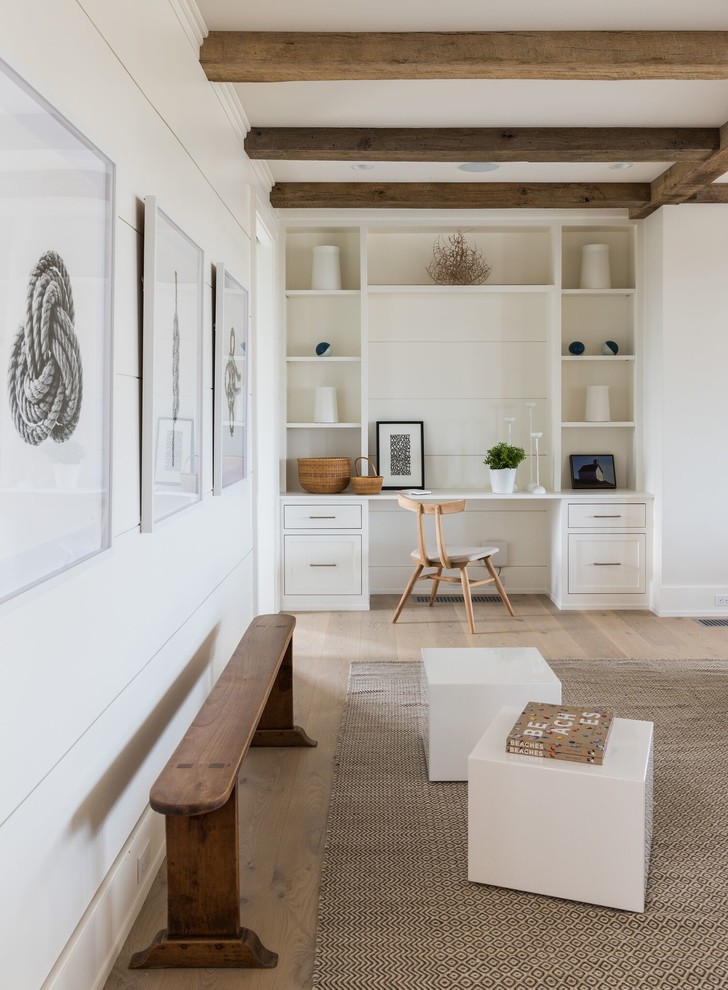 Cette photo montre un bureau bord de mer de taille moyenne avec un mur blanc, parquet clair, aucune cheminée, un bureau intégré et un sol beige.