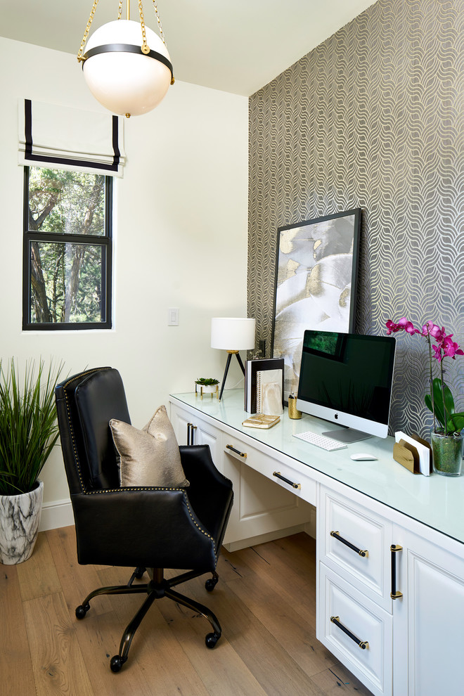 Esempio di un ufficio tradizionale con pareti bianche, pavimento in legno massello medio, scrivania autoportante e pavimento marrone