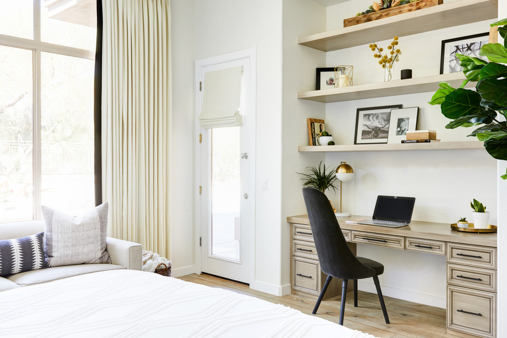 Esempio di un ufficio classico con pareti bianche, parquet chiaro, scrivania incassata e pavimento beige