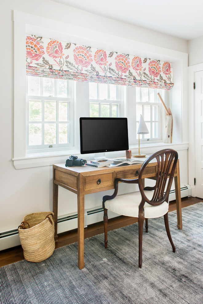 Mittelgroßes Landhaus Arbeitszimmer mit Arbeitsplatz, weißer Wandfarbe, braunem Holzboden und freistehendem Schreibtisch in Boston