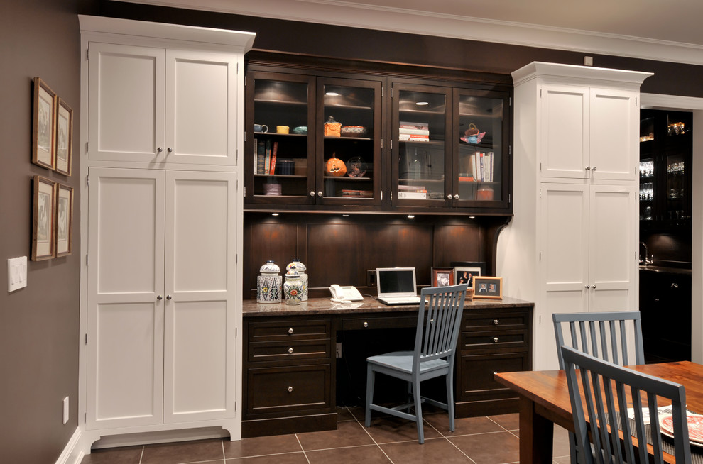 Cette image montre un bureau traditionnel de taille moyenne avec un mur gris, un sol en carrelage de porcelaine, aucune cheminée, un bureau intégré et un sol marron.
