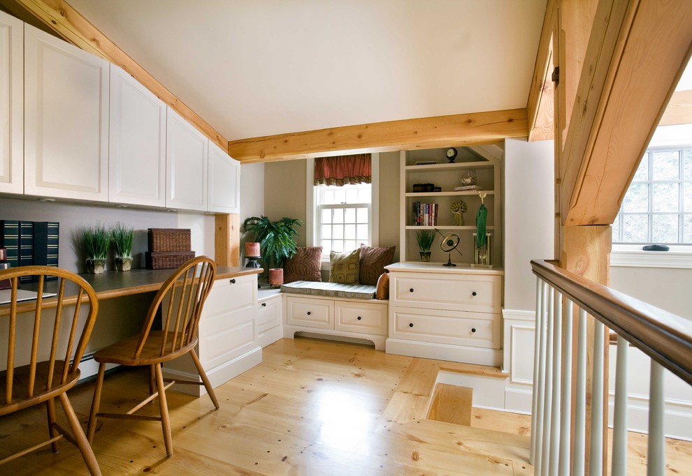Modelo de despacho tradicional con paredes blancas, suelo de madera clara y escritorio empotrado