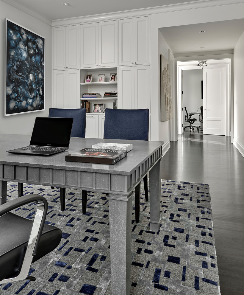 Ejemplo de despacho tradicional renovado de tamaño medio sin chimenea con paredes grises, suelo de madera oscura, escritorio independiente y suelo negro