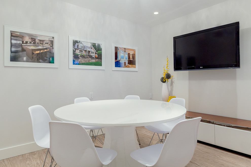 Inspiration pour un bureau minimaliste de taille moyenne avec un mur blanc, un sol en vinyl et un bureau indépendant.