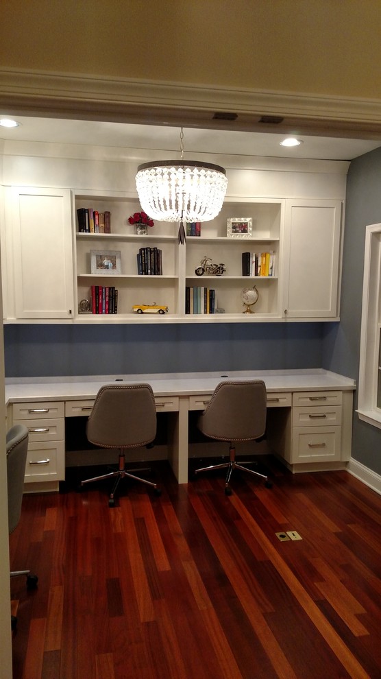 Immagine di un ufficio minimal di medie dimensioni con pavimento in legno massello medio, scrivania incassata, pavimento marrone e pareti blu