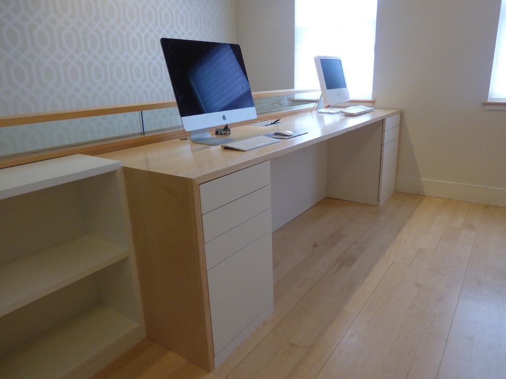 Immagine di un ufficio minimalista di medie dimensioni con pareti bianche, nessun camino, scrivania autoportante e pavimento in bambù