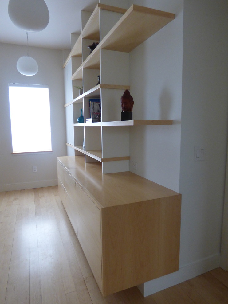 Idee per un ufficio minimalista di medie dimensioni con pareti bianche, nessun camino, scrivania autoportante e pavimento in bambù