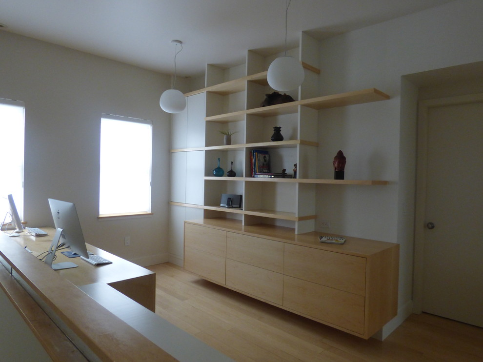 Idee per un ufficio moderno di medie dimensioni con pareti bianche, nessun camino, scrivania autoportante e pavimento in bambù