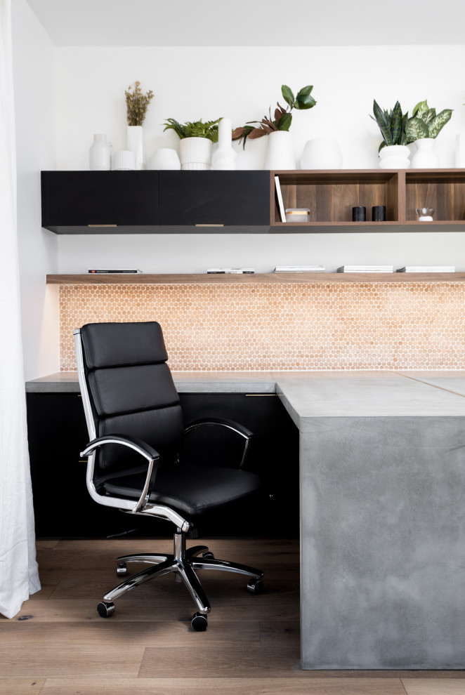 Источник вдохновения для домашнего уюта: кабинет в скандинавском стиле с встроенным рабочим столом