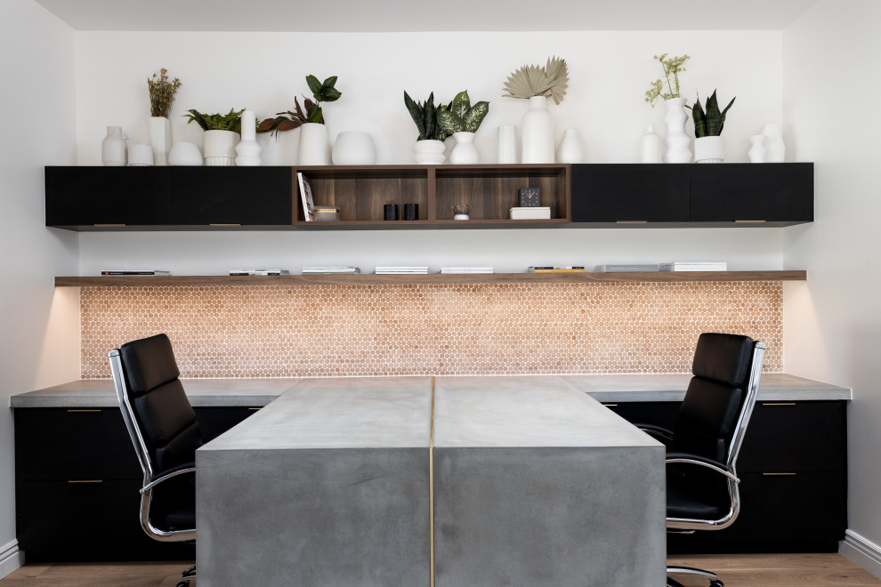 Свежая идея для дизайна: кабинет в скандинавском стиле с встроенным рабочим столом - отличное фото интерьера