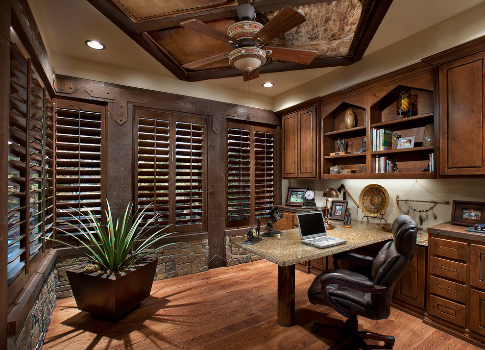 Mittelgroßes Rustikales Arbeitszimmer ohne Kamin mit Arbeitsplatz, beiger Wandfarbe, braunem Holzboden und Einbau-Schreibtisch in Phoenix