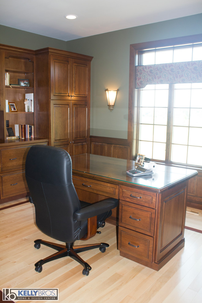 Cette photo montre un bureau chic avec un mur vert, parquet clair et un bureau indépendant.