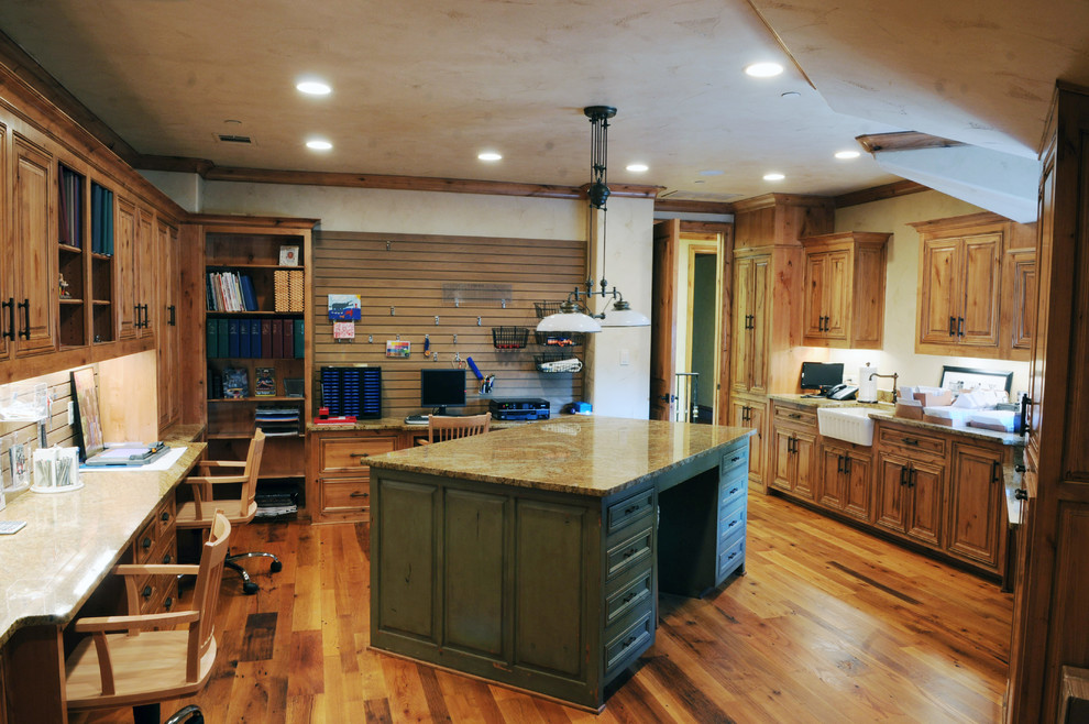 Immagine di un atelier classico con pareti beige, pavimento in legno massello medio e scrivania incassata