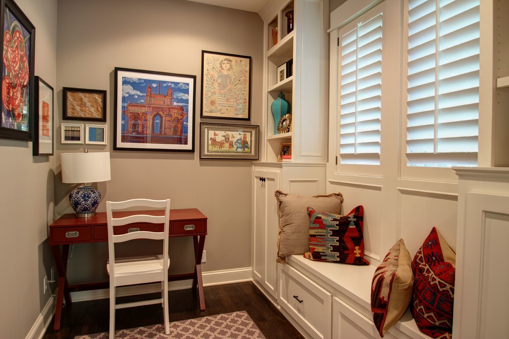 カンザスシティにある小さなトランジショナルスタイルのおしゃれな書斎 (ベージュの壁、濃色無垢フローリング、暖炉なし、自立型机) の写真