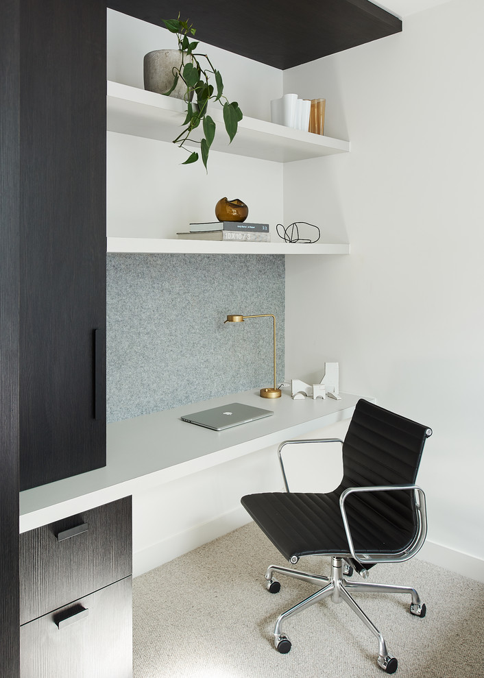 Источник вдохновения для домашнего уюта: рабочее место в стиле модернизм с белыми стенами, ковровым покрытием, встроенным рабочим столом и серым полом