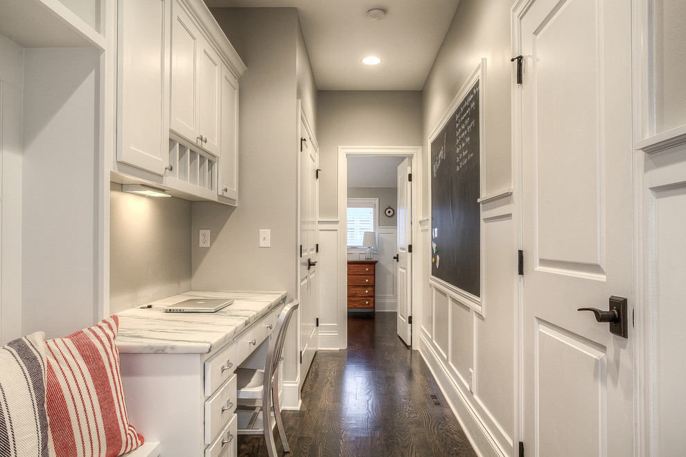 Источник вдохновения для домашнего уюта: кабинет в классическом стиле с серыми стенами, темным паркетным полом и встроенным рабочим столом