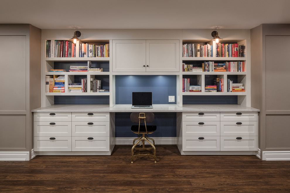 Источник вдохновения для домашнего уюта: домашняя библиотека среднего размера в стиле неоклассика (современная классика) с синими стенами, встроенным рабочим столом и полом из ламината