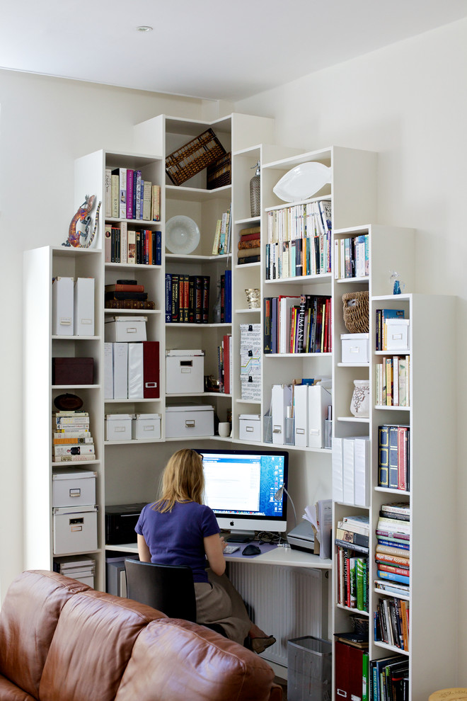 Cette photo montre un petit bureau tendance avec un mur blanc, aucune cheminée et un bureau intégré.